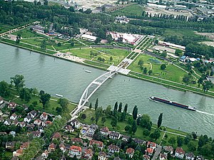 Français : Le Jardin des deux Rives (prise aérienne d'Ouest en Est)