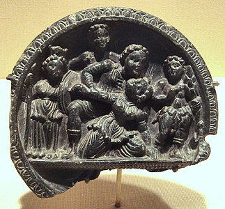 Mytologisk scene med Athene (til venstre) og Herakles (til høyre), på en steinpalett av gresk-buddhistisk kunst i Gandhara, India