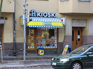 Aiemman konseptin mukainen R-kioskin julkisivu Bulevardilla Helsingin keskustassa.