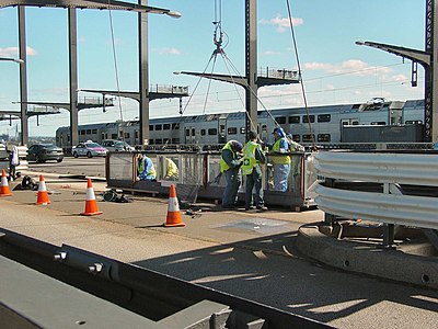 Equipo de mantenimiento pintando el puente