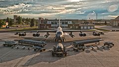 En B-52H Stratofortress uppställd på Minot Air Force Base 2015 med sin vapenlast. Kontrollrummet till en robotsilo på Minot Air Force Base med besättning ständigt redo att avfyra sina LGM-30 Minuteman ifall USA:s president befaller så.