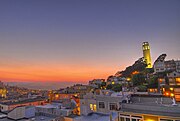 Imagen de la torre al atardecer.