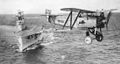 Egy Fairey Flycatcher vadászrepülőgép az HMS Eagle repülőgép-hordozó és egy romboló társaságában. A típus 1923 és 1934 között állt szolgálatban, az HMS Hermes fedélzetén is.