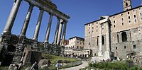 Le Clivus Capitolinus quitte le Forum Romain et commence son ascension vers le sommet du Capitole en passant entre le temple de Saturne (à gauche) et le temple de Vespasien (à droite).