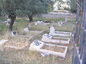 Cimetière chrétien vandalisé à Bethléem ; les inscriptions en hébreu disent « Mort aux Arabes ».