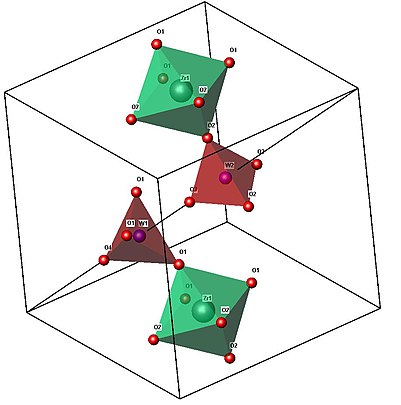 Maille élémentaire incomplète montrant les octaèdres de ZrO6 en vert et les tétraèdres de WO4 en rouge le long d'une diagonale.