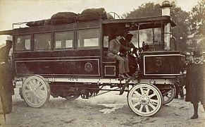 Omnibus De Dion-Bouton toujours en 1899, conduit par Georges Bouton en personne.