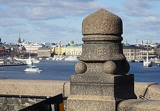 Granitutsmyckning på balustraden vid Katarinavägen.