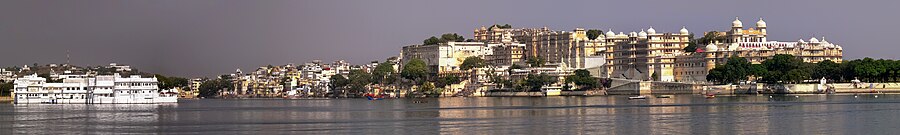 Pichola lakuan Lake Palace eta City Palace