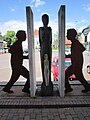 Skulptur „Geborgenheit“ vor dem Eingang des Goldenstedter Rathauses