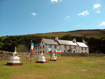 Centre for World Peace and Health gant bannieloù tibetan ha stupa.