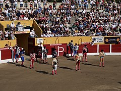 Les matadors et les péones.