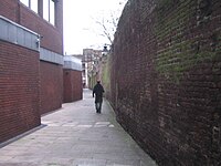 Der Innenhof des zweiten Marshalsea 2007, damals unter dem Namen Angel Place; das Gebäude auf der linken Seite ist eine öffentliche Bibliothek