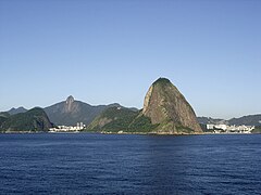 Vue du mont du Pain de Sucre au premier plan avec le Corcovado au dernier plan, sur sa gauche.