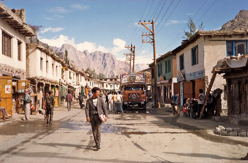 File:Kargil high street (3968415379).jpg