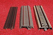 Drie typen H0-modelrails van Märklin (K, C en M) met de contactpunten in het midden.