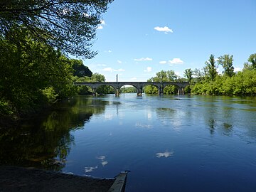 La Dordogne au viaduc ferroviaire de Mareuil, en limite du Roc (sur la gauche) et de Peyrillac-et-Millac (en rive opposée).