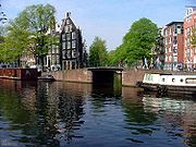 Canal em Amsterdão, Países Baixos.
