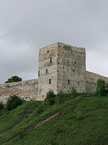 Photographie d'une tour d'une forteresse en pierre médiévale.