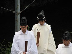 Kannushi z shaku (płaska, drewniana pałka noszona do stroju cesarskiego lub kapłana)[i]