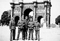 Tyske soldater poserer foran Arc de Triomphe du Carrousel i det tyskokkuperte Paris, 1940.