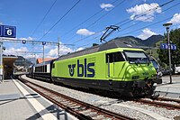 BLS-Lokomotive mit Interfacewagen und Golden-Pass-Express-Wagen in Richtung Montreux vor Umspuranlage stehend. Lok und Interface-Wagen bleiben nach der Umspuranlage auf einem Stumpfgleis am Südkopf des Bahnhofs abgestellt in Zweisimmen.