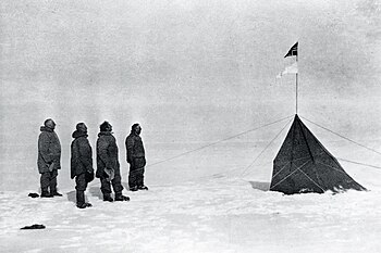 Amundsen (links) und seine Begleiter Wisting, Hassel und Hanssen in Polheim, Fotograf war Olav Bjaaland