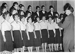 Bundesarchiv Bild 183-64930-0046, Wolfen, 1. Arbeiterfestspiele, Chor.jpg