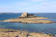 Petit Bé vu depuis le Grand Bé qui sont des îles à marée haute.