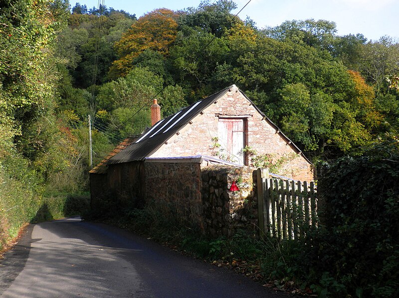 File:Converted barn, on the road to Ranscombe - geograph.org.uk - 2134295.jpg