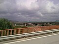 Al fondo, viaducto de la A-405 sobre el ferrocarril Bobadilla-Algeciras.