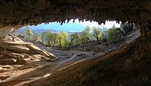 Image représentant l’intérieur de la caverne Milodon au Chili avec une vue sur le paysage extérieur.