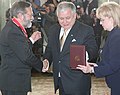 Prezydent Lech Kaczyński (noszący rozetkę Orderu Orła Białego) odznacza Ryszarda Bugaja (2007).