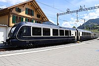 Gleicher Zug wie im Bild vorher, vom Ende aus gesehen. Die MOB-Lok, die den Zug durch die Umspuranlage und weiter nach Montreux schieben wird, fehlt noch, ist links auf separatem Gleis abgestellt.