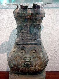 Hú con corona di petali alla bocca - dinastia Zhou orientale (Museo di Luoyang)