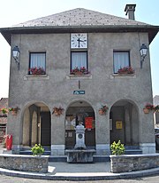 Photographie en couleurs, représentant la façade du bâtiment de la mairie.