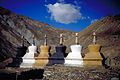 Rang de chortens (ou stūpas) au village de Purne. Chaque élément de ces édifices, de même que leur couleur, a un sens symbolique dans le bouddhisme tibétain.