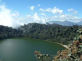 Vue du lac du cratère.