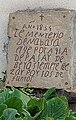 Inscripción del antiguo cementerio, situado en el muro sur de la iglesia