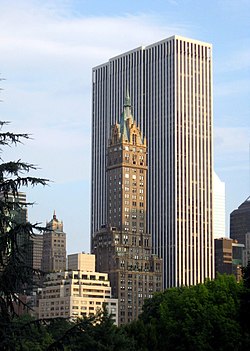 The Sherry-Netherland i förgrunden och General Motors Building i bakgrunden.