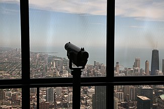 Uvnitř observatoře (vpravo lze vidět tyčící se John Hancock Center)