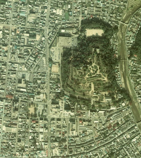 File:Aerial photo of Tsuyama Cstl 1976.jpg