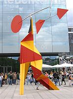 Cruxiente con discu bermeyu, d'Alexander Calder (1973). Schlossplatz, Stuttgart.