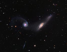 NGC 2992 (rechts) en NGC 2993