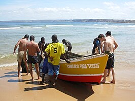 Boot op het strand in de provincie Bengo