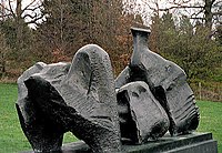 Three Piece Reclining figure No.1, de Henry Moore (1961). Yorkshire.