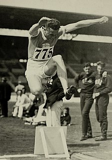 Akilles Järvinen kymmenottelun pituushypyssä 1928 olympiakisoissa