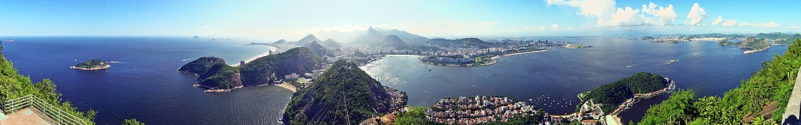 Vue de Rio de Janeiro (en face), de l'océan Atlantique (à gauche), et de la baie de Guanabara (à droite), depuis le mont du Pain de Sucre.