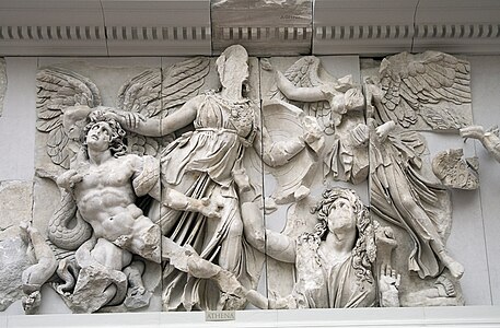 Relieff av Athene og Nike som dreper giganten Alkyoneus (?) fra frisen Gigantomakhia på Pergamonalteret (begynnelsen av 100-tallet f.Kr.)