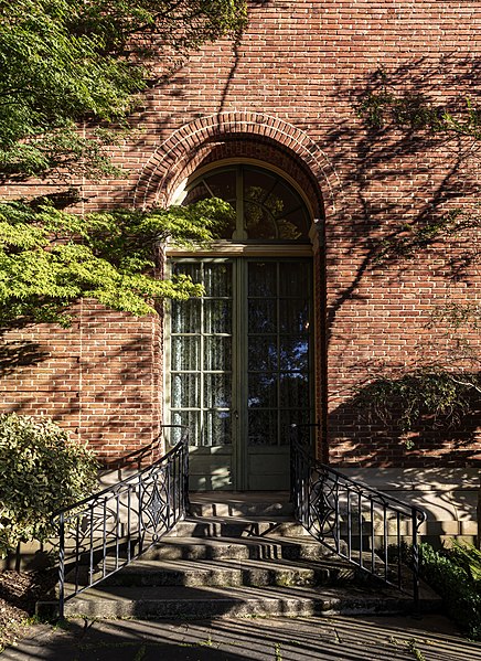 File:Filoli mansion - side door and steps to the gardens 01.jpg